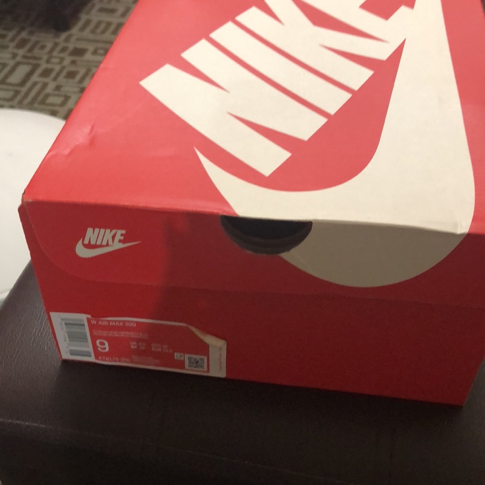 - Nike sneakers air max 200